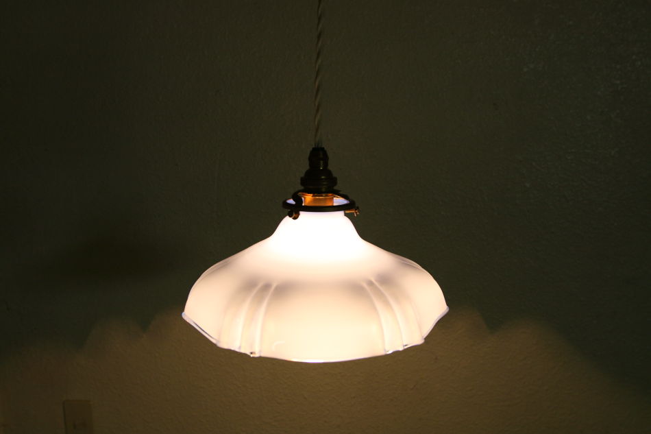 ブルーオパリン&ミルクガラス フリルペンダントランプ｜アンティーク