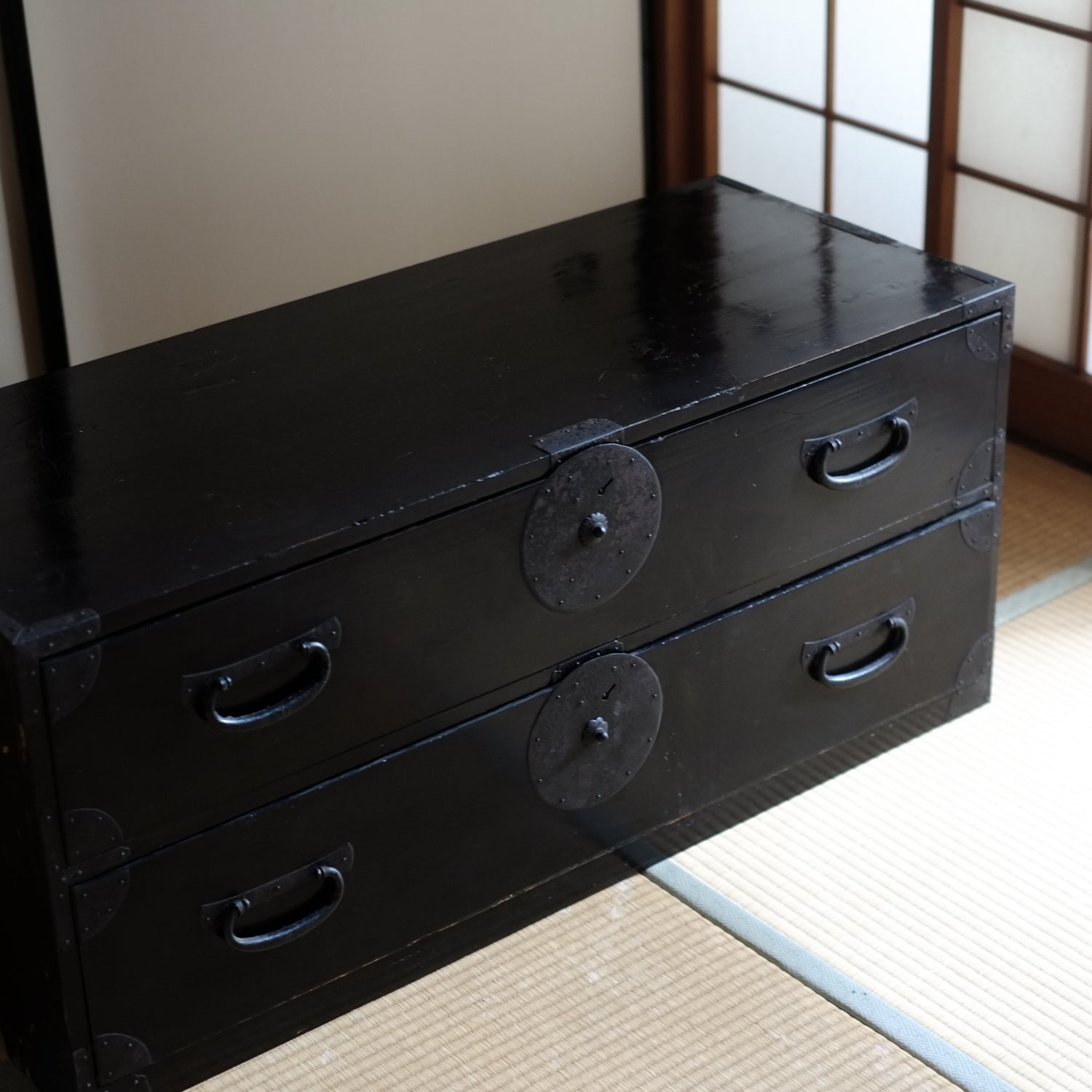 時代 総黒漆塗庄内箪笥 二段横長和箪笥 – 逢季荘