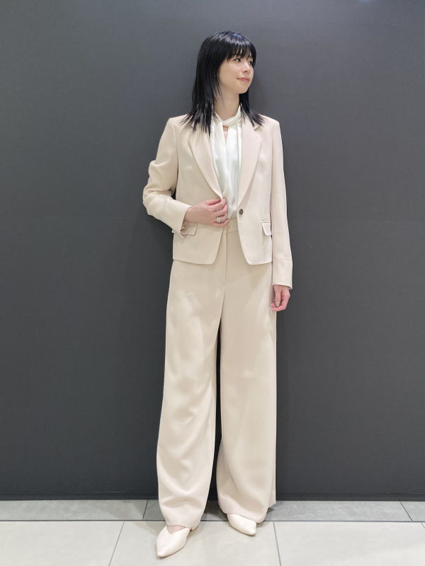 きれいめスタイル⑤】柔らかな華やぎを添えるベージュスーツスタイル