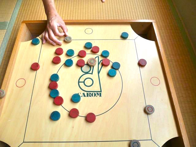 彦根市では一家に1台”カロム”が常識？！大人も子どもも熱中する不思議