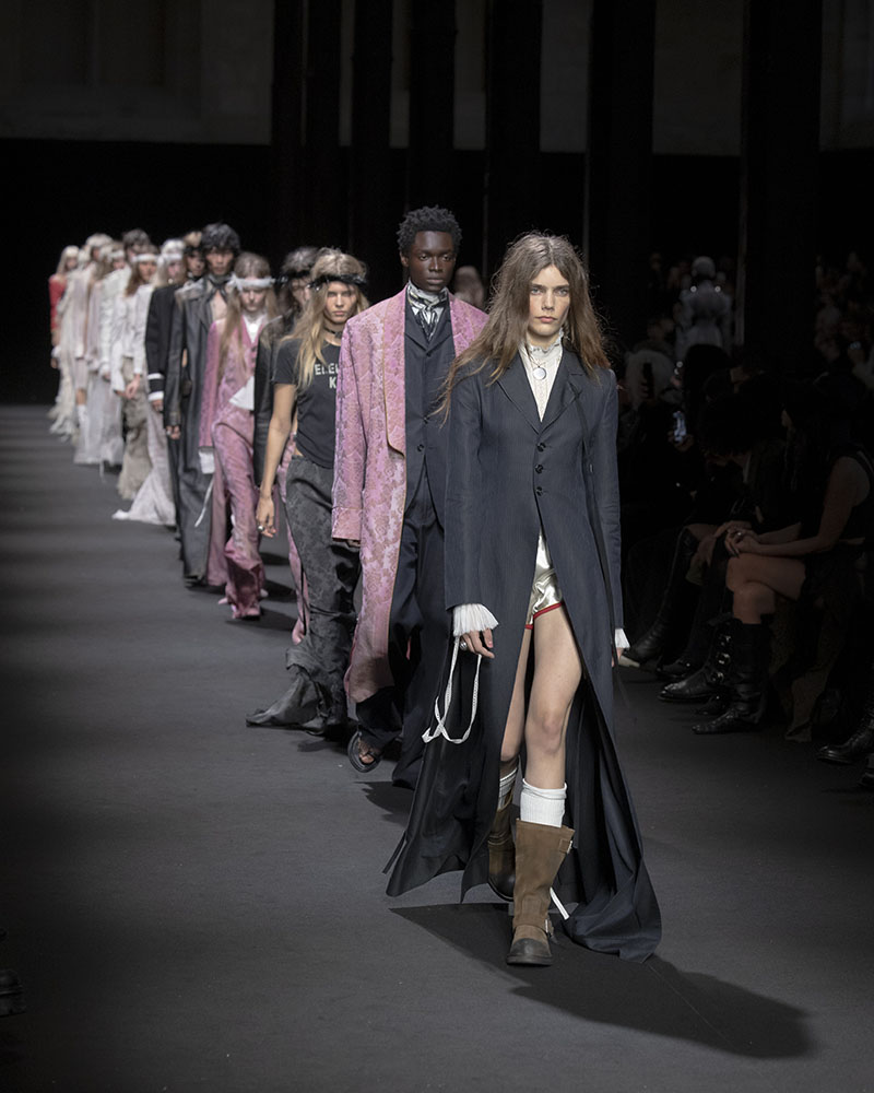 アンドゥムルメステールの孤高のランウェイ、バスケと文学の記憶から