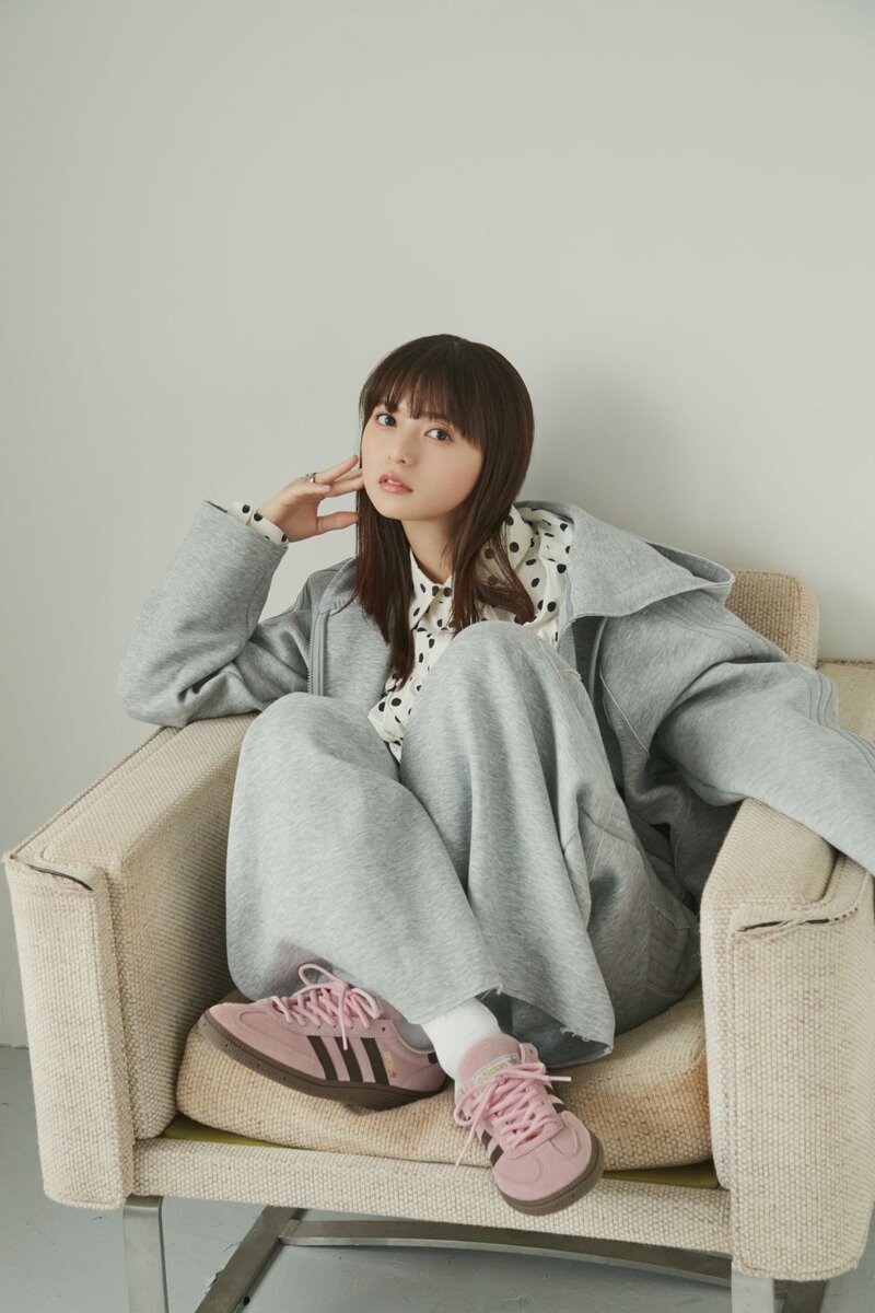 齋藤飛鳥が履きこなす「アディダス オリジナルス」のレトロスニーカー