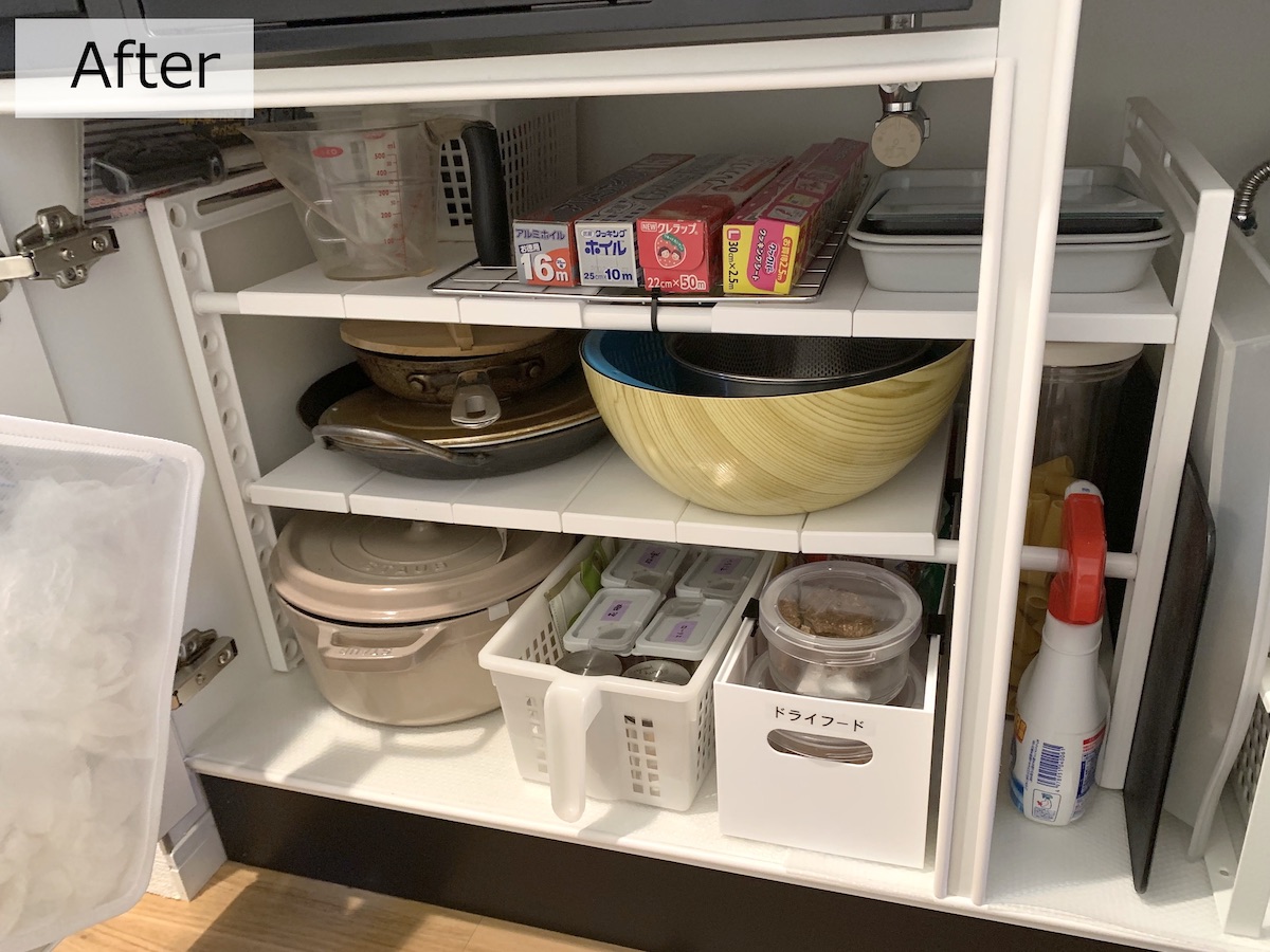 狭い「キッチン下」、片付ける順番をプロが解説！ 伸縮ラックを使った