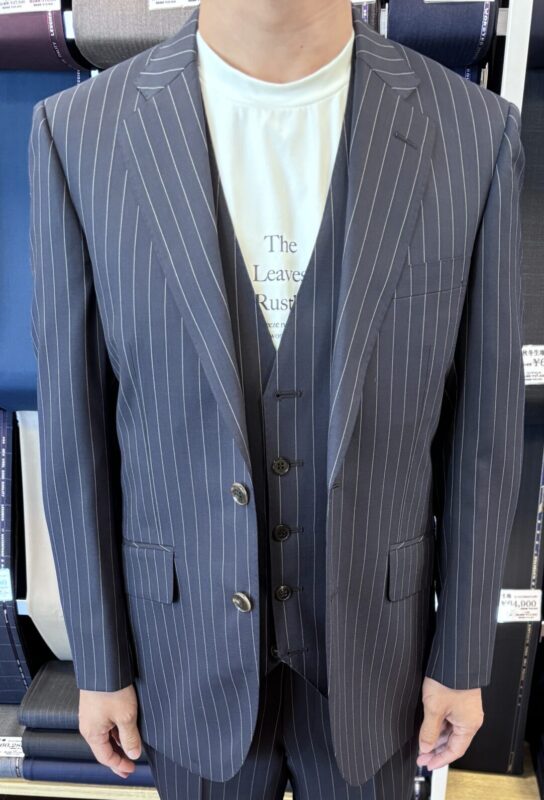 チョークストライプスリーピースでお洒落に仕立てる-福島駅前店スーツ