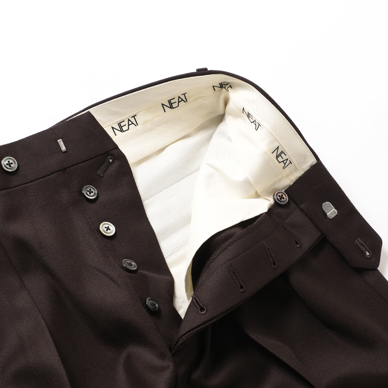 一本は持っておきたいイマ注目の『NEAT / ニート』パンツをシルエット