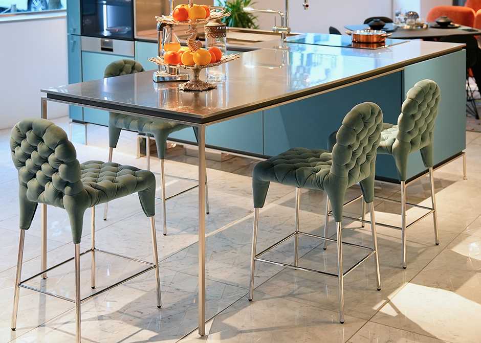 最新版】用途別アイランドキッチンに最適なスツールとは？| トーヨー