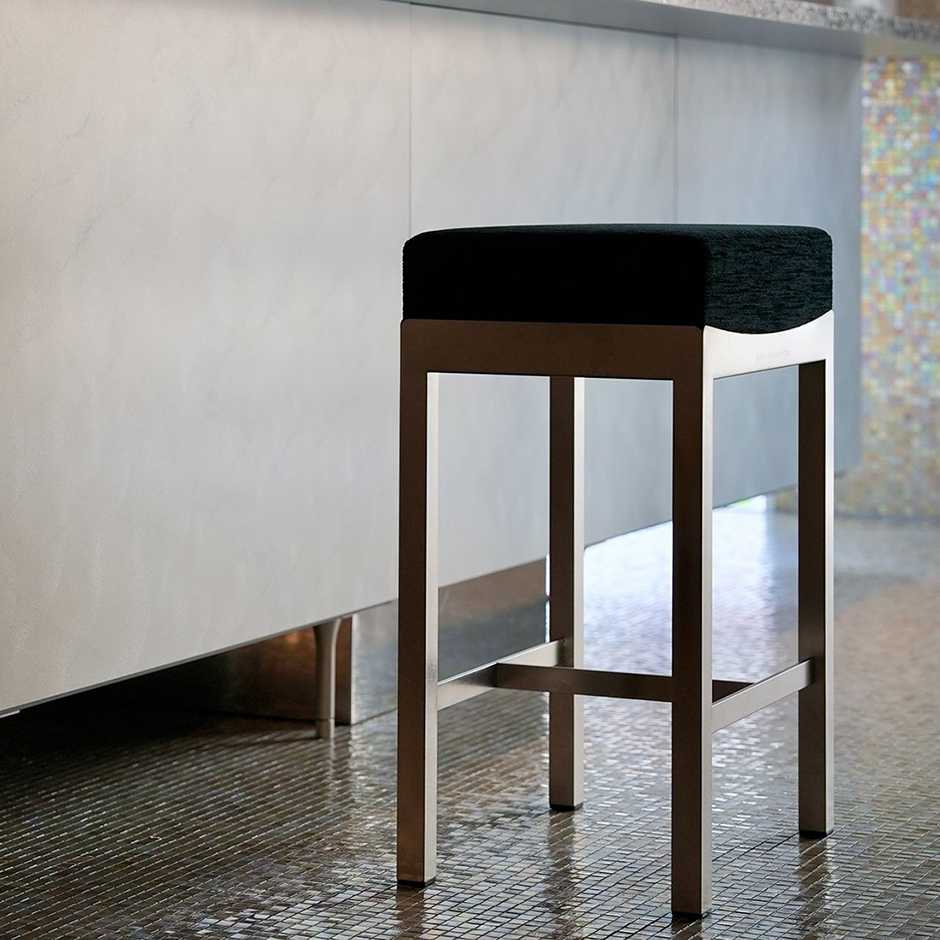 最新版】用途別アイランドキッチンに最適なスツールとは？| トーヨー