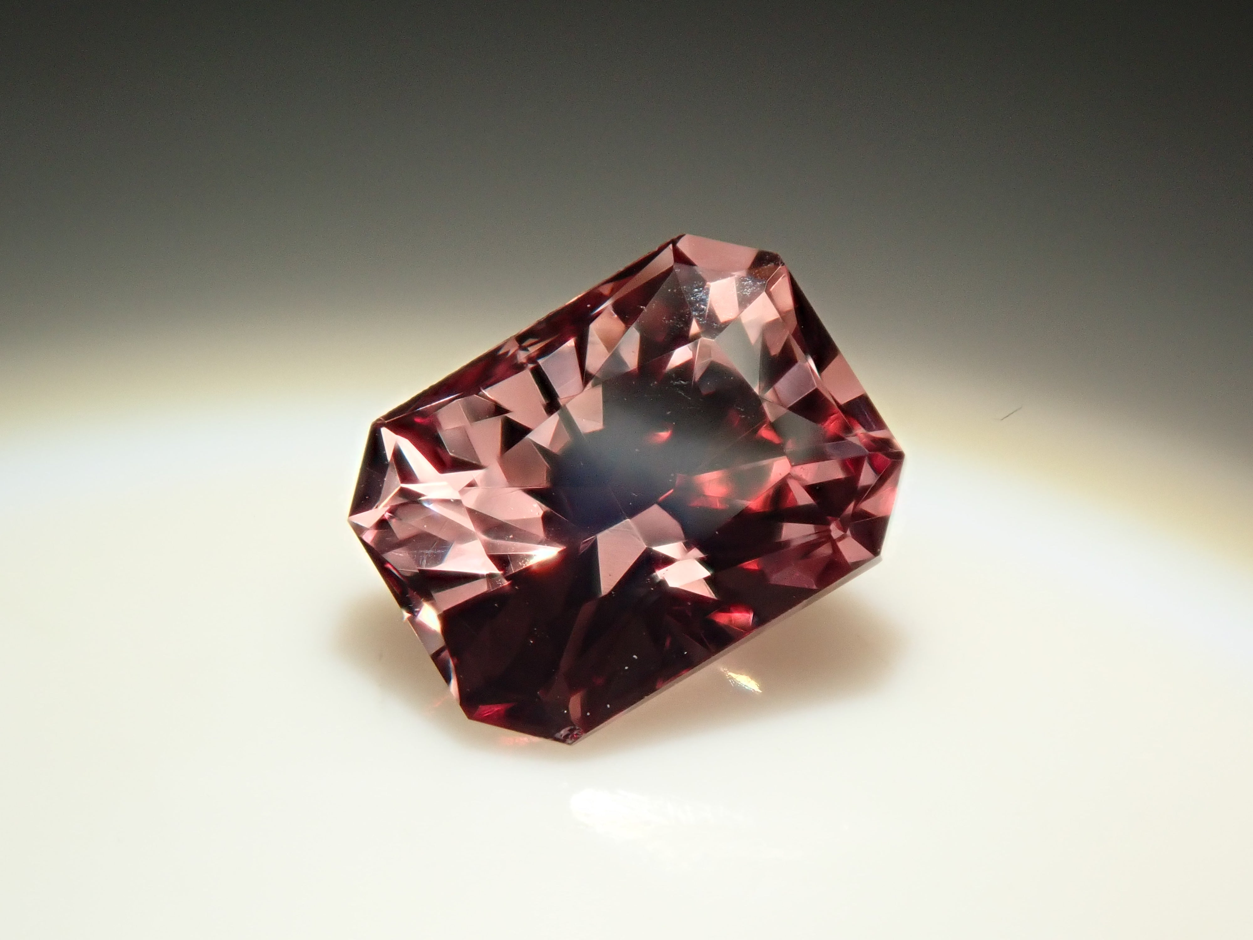 タンザニア産カラーチェンジガーネット 0.509ctルース