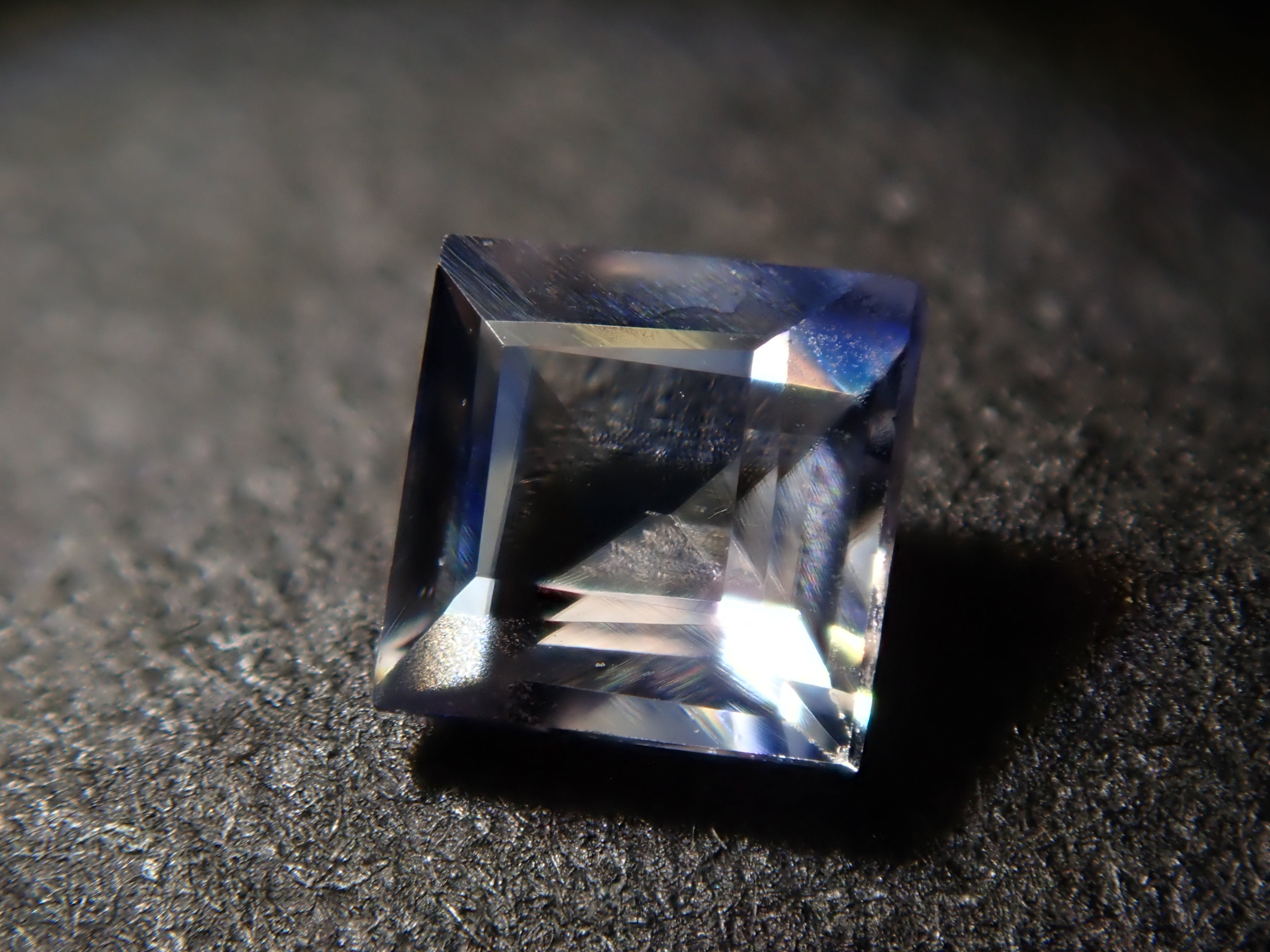 アメリカ産バイカラーベニトアイト 0.194ctルース（スクエアカット）