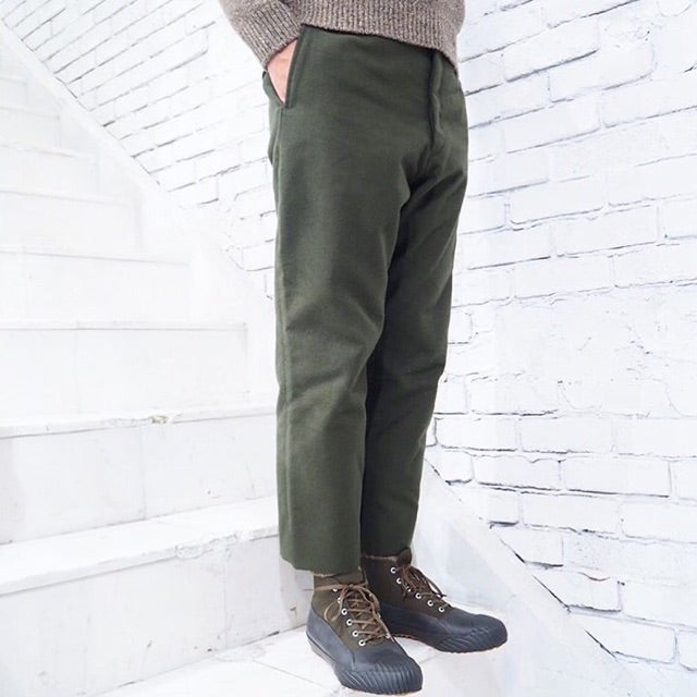 COMOLI モールスキン バックストラップパンツ | Belluria のセレクト