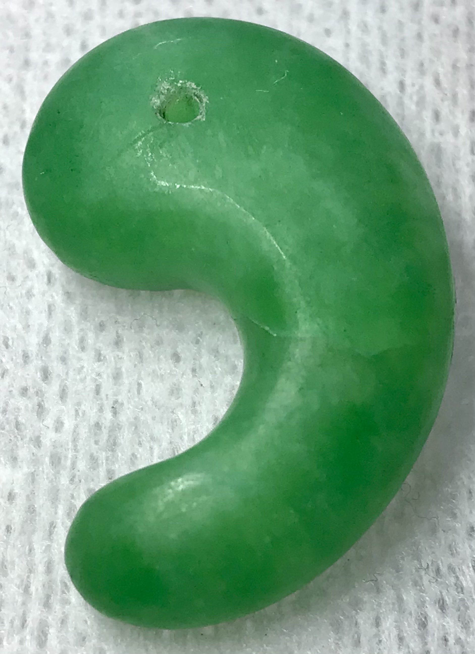 極上透過古墳期 ローカン翡翠勾玉｜濃淡翠色交錯｜自然光透明感｜