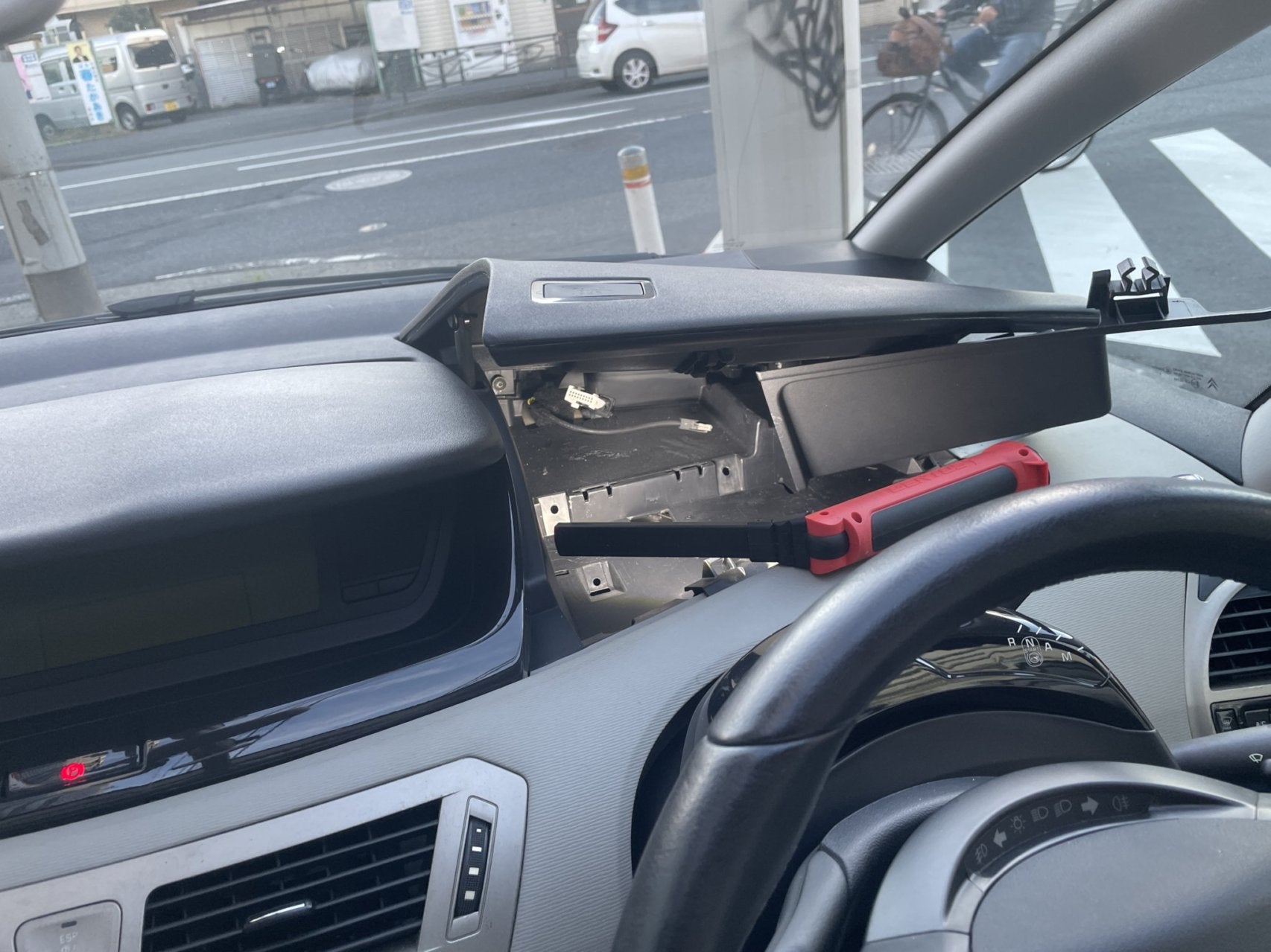 ブルーだと思ったらグリーンだった？！＆シトロエンC4ピカソのダッシュ