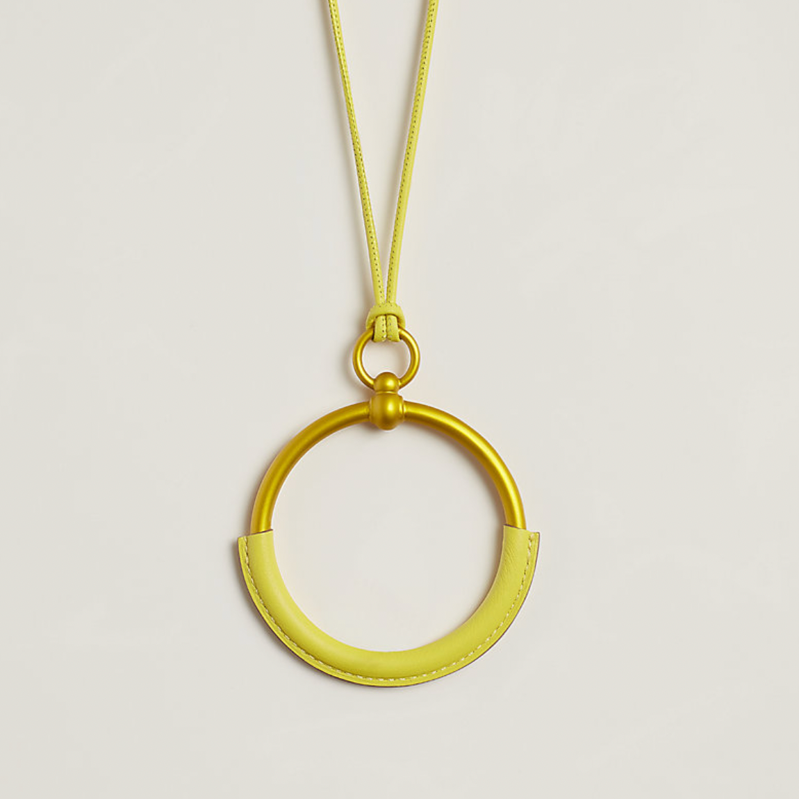 新作！】レザーで覆われたメタルリングをあしらったエルメスの