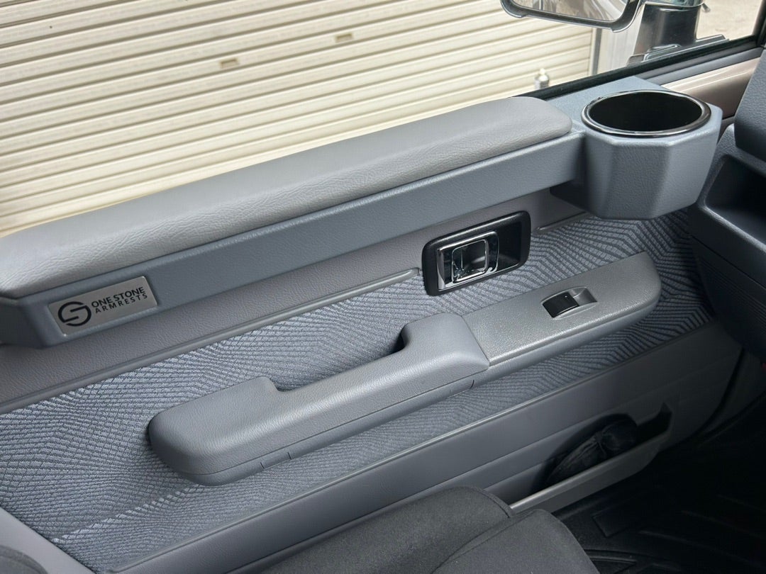 ワンストーンアームレスト 装着 ランクル70 | ハニーバニーによろしく