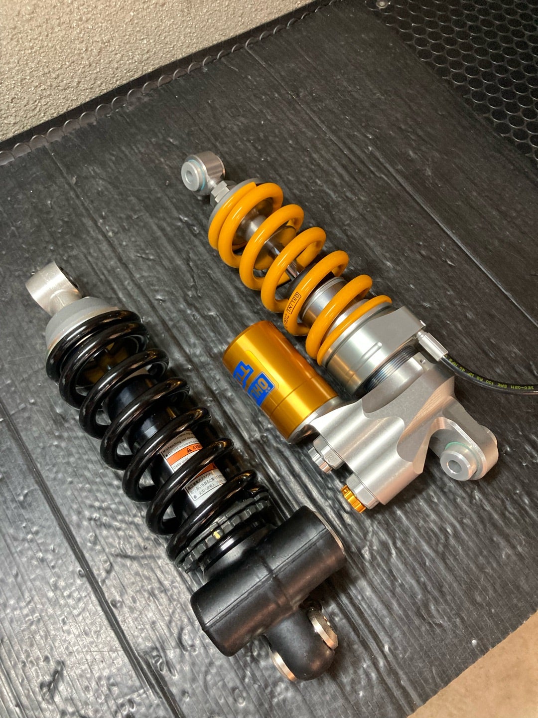 オーリンズTTXGP 04'zx-10rオーリンズリヤショック46PRXLS KA468