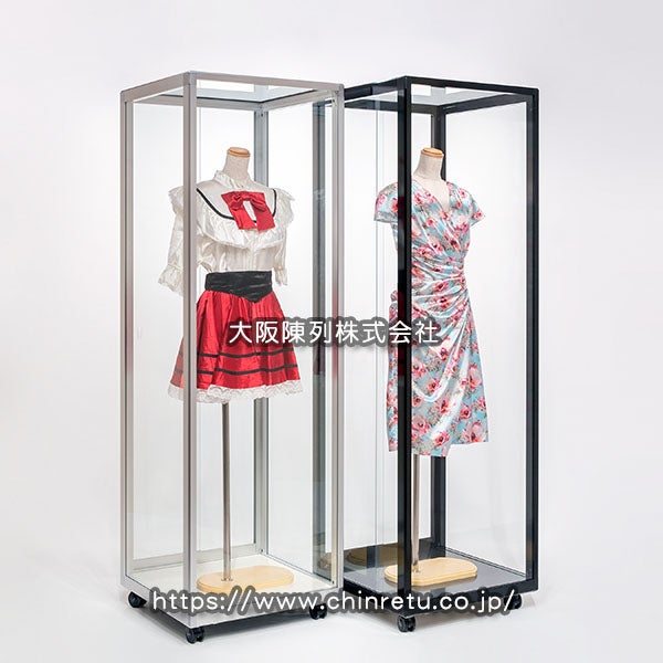 マネキン／トルソー展示用としてのガラスショーケースの一例
