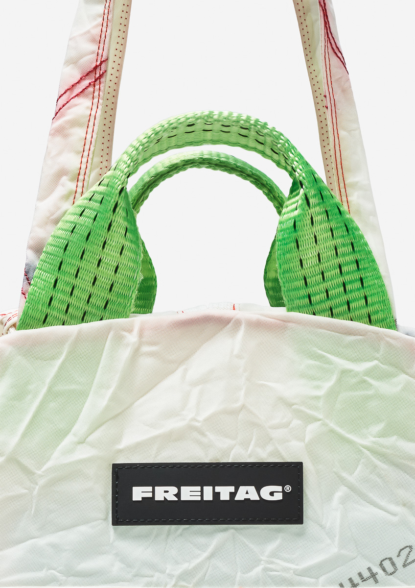 フライターグの新作は自動車のエアバッグを再利用した軽くて丈夫な