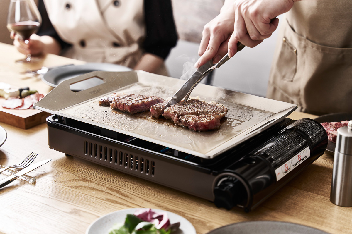 カセットガス式ホットプレートと分厚い金属プレートで本格鉄板料理を