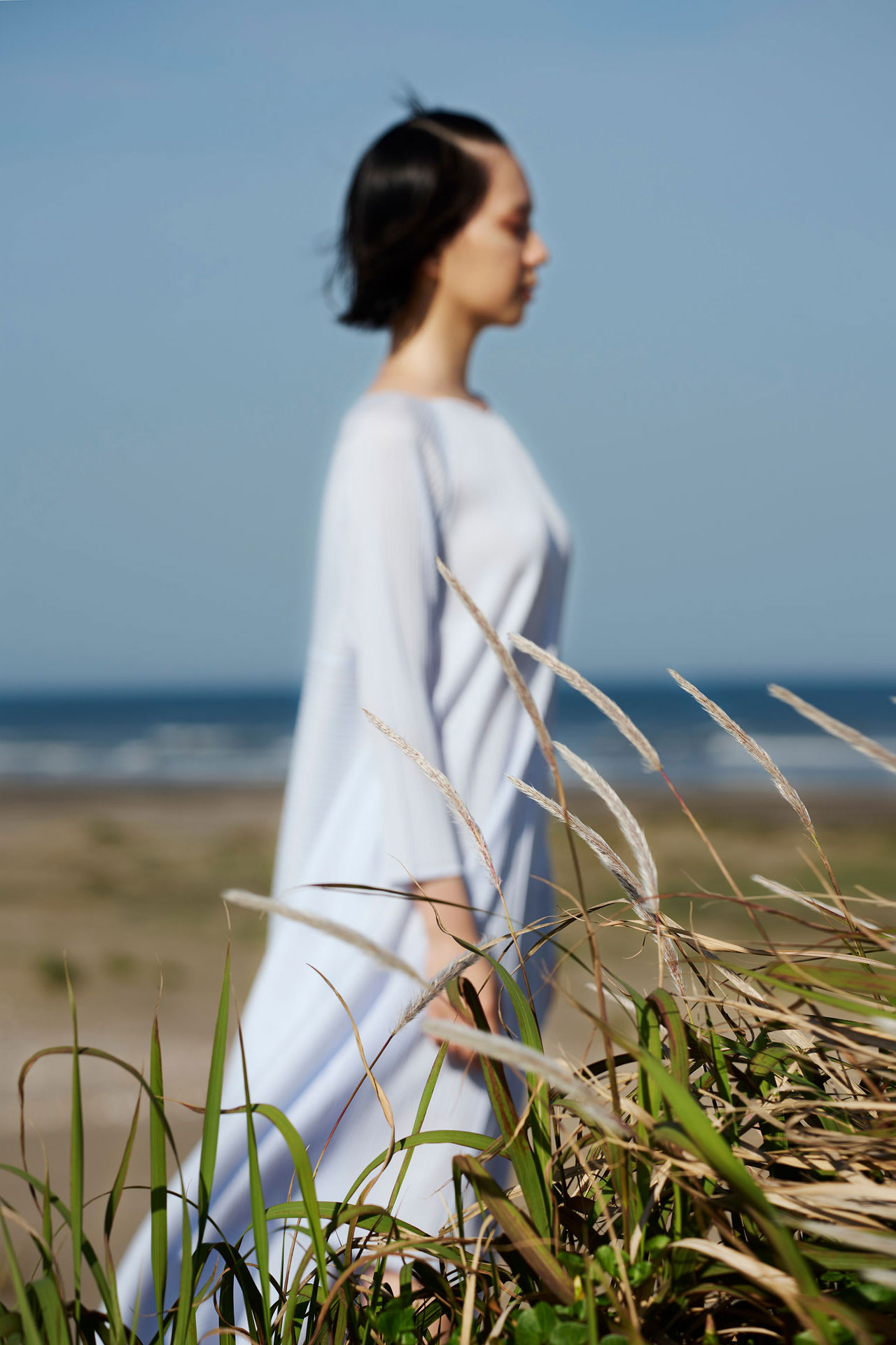 潮の香りと海のエネルギーに包まれて。中島セナがプリーツ プリーズ