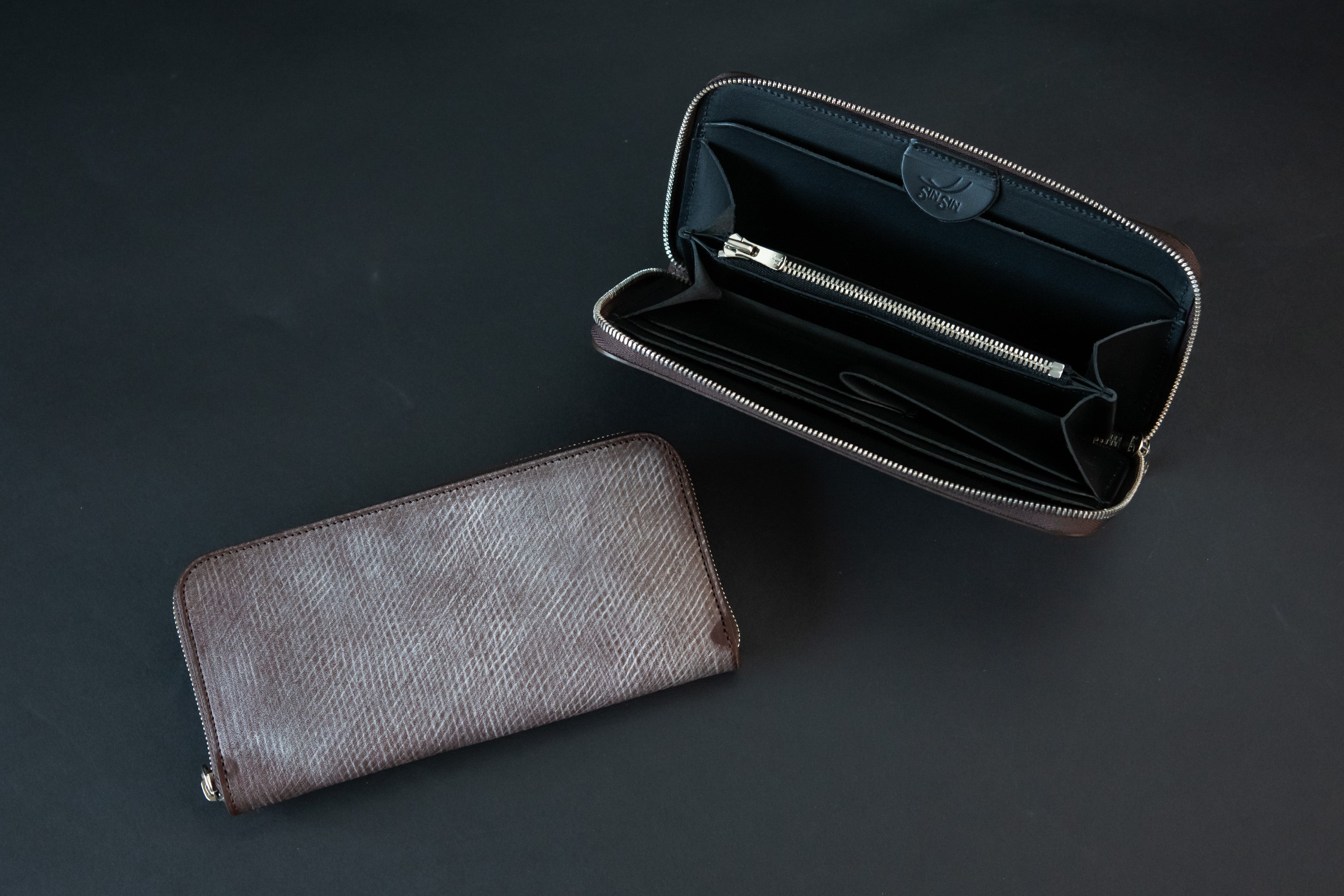 200年海底で耐えた革！？耐久性抜群！幻のロシアンカーフで作る最小