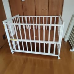 ホワイト木製ベビーベッド キャスター付き - メルカリ