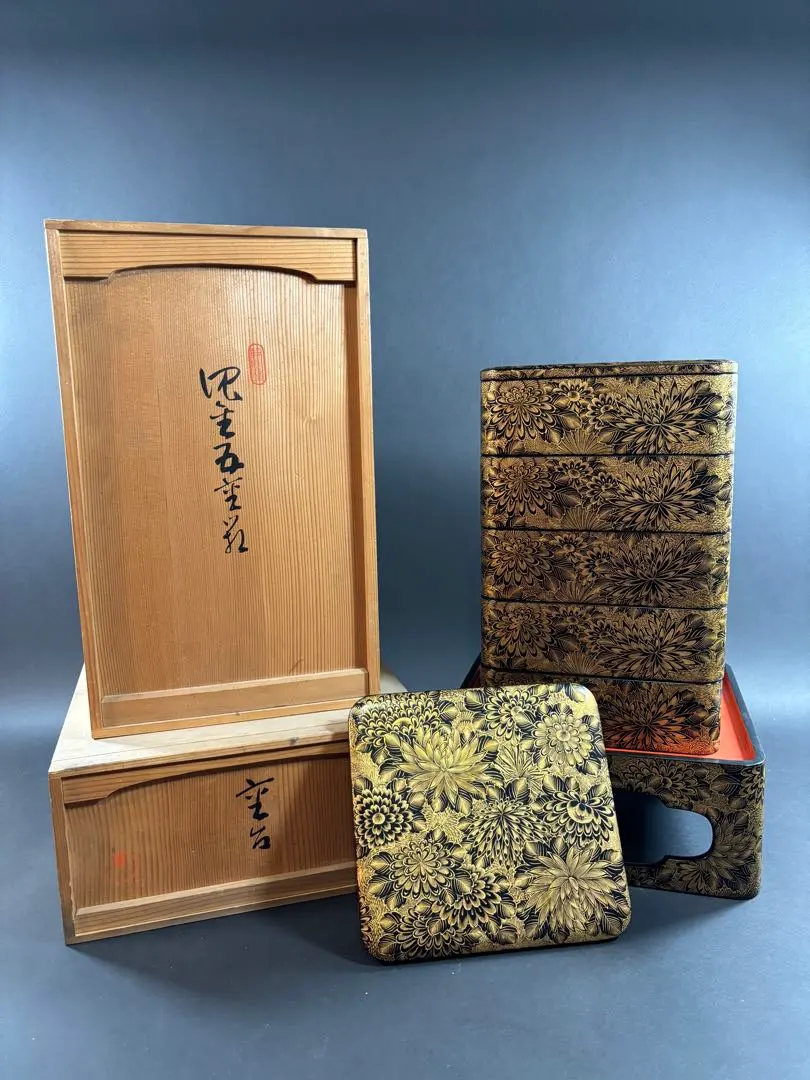 茶道具食籠螺鈿金彩蒔絵蓋物箱型 木地黒地金彩螺鈿蒔絵 沈金菊図