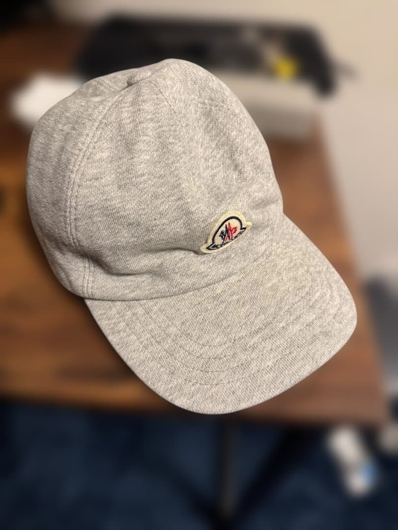 MONCLER グレーキャップ ロゴ入り 男女使用可
