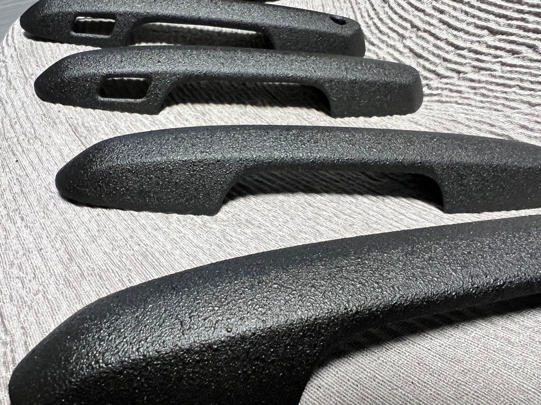 rav4 ドアハンドルカバー　ラプターライナー塗装　中目肌 50系 rav4 ドアハンドルカバー ラプターライナー塗装 中目肌 - メルカリ