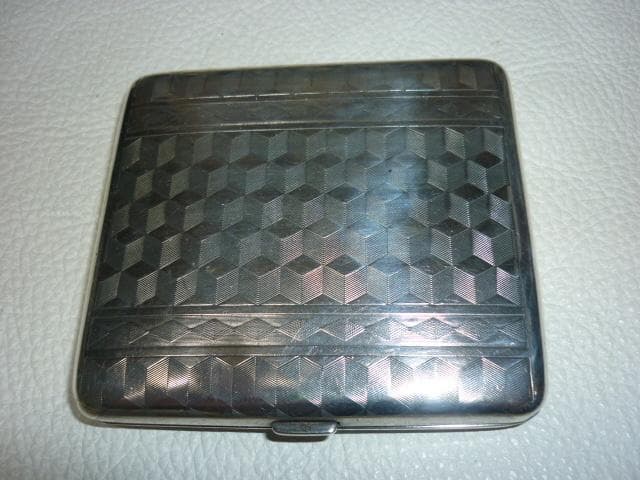 美品 1930年代（昭和初期◆幾何学模様 シルバー製（銀製）二つ折りタバコケース シガレットケース ドイツ製G18 シルバーエンジンタン ストール社 18本