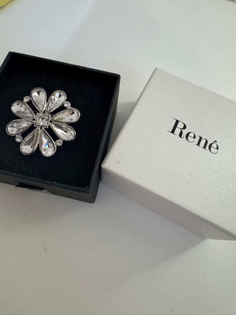 ルネ　ブローチ ルネ ブローチ｜3Dプリンターで作られ、 繊細で、とてもエレガントな