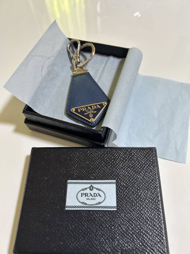 PRADAサフィアーノ ネイビー キーホルダー PRADAサフィアーノ ネイビー キーホルダー