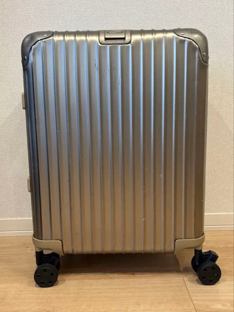 RIMOWA リモワ　キャリーケース　TOPAS 45L ゴールド RIMOWA（リモワ） 【A02279】RIMOWA トパーズ チタニウム 45L 923.56