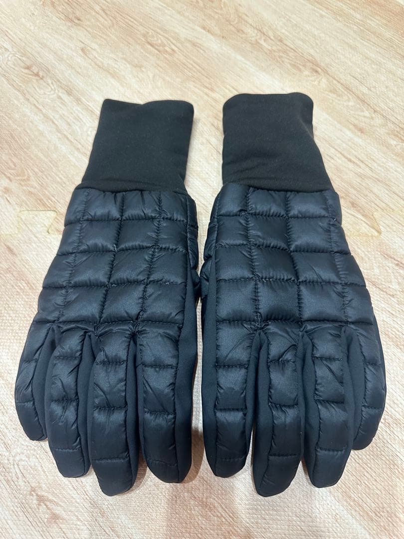   ブラック キルティング手袋 LACOSTE（ラコステ） 手袋 モノグラムキルティングレザーコンビ