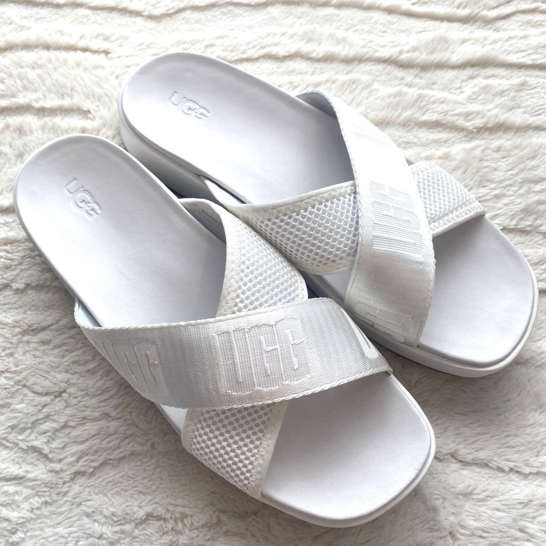 UGG ホワイト クロスストラップサンダル25㎝ - メルカリ