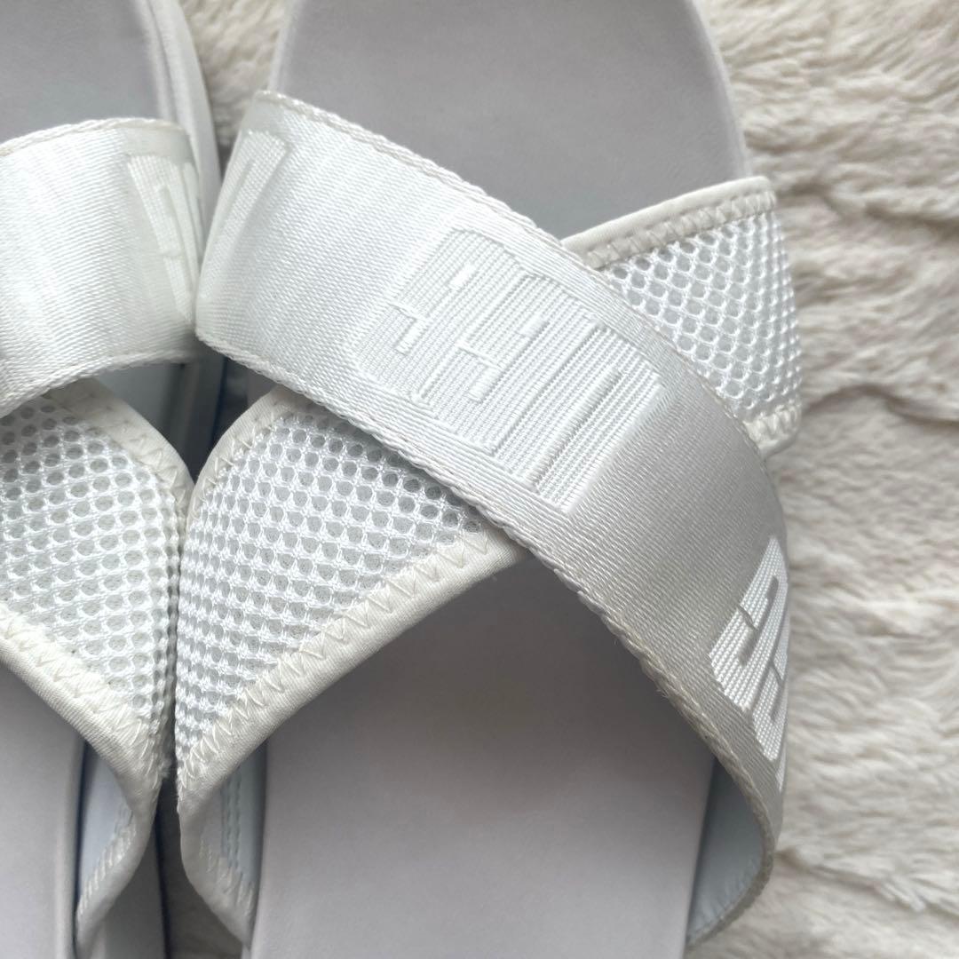 UGG ホワイト クロスストラップサンダル25㎝ - メルカリ