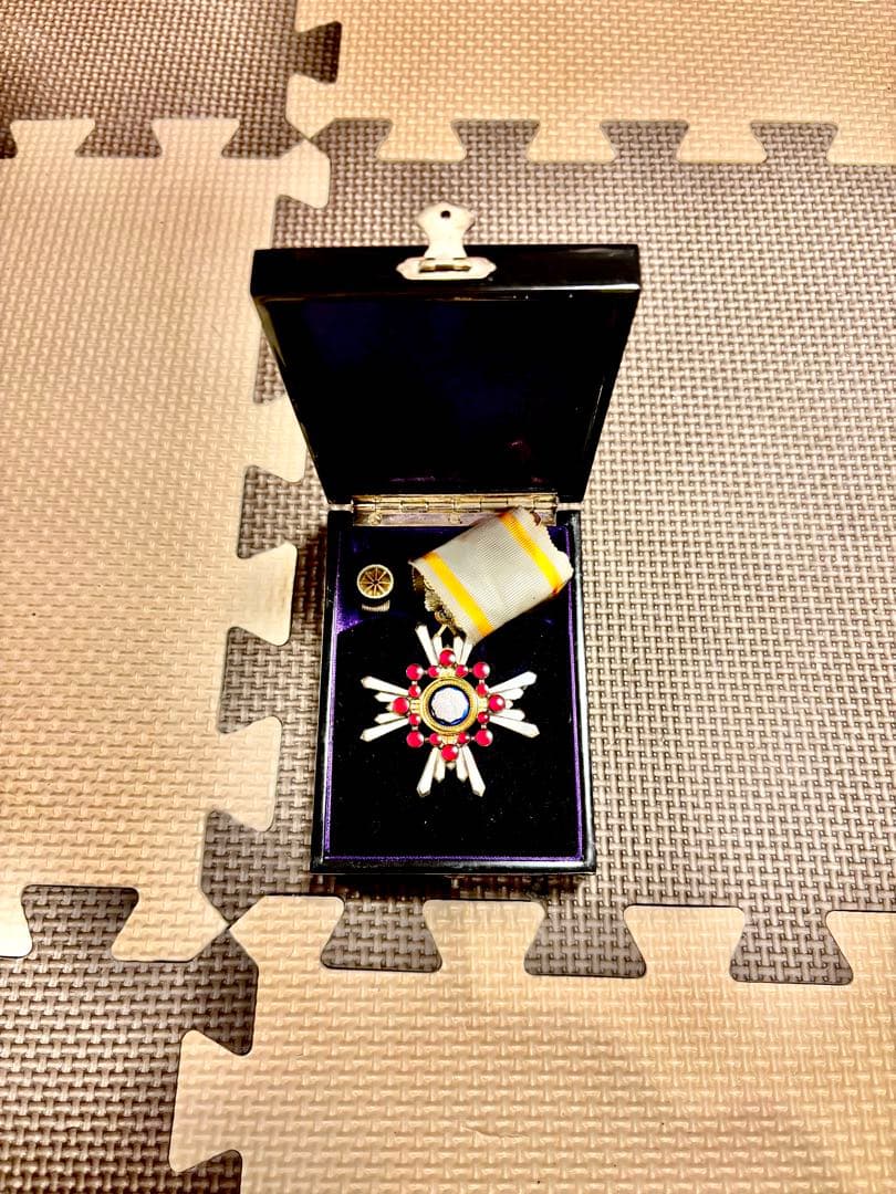 極美品 本物　勲三等瑞宝章 略綬 箱付 旧日本軍 勲章　記章　徽章　紀章 Yahoo!オークション - 勲三等瑞宝章・箱略綬付き（日本軍刀緒勲章記章