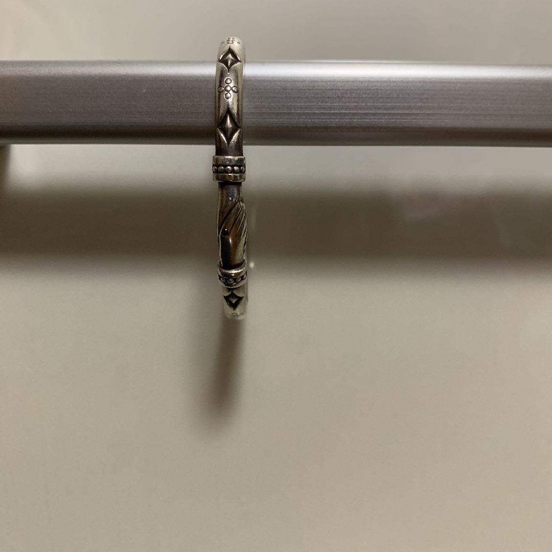 ファッションのポイントにオススメ アクアシルバー シェイクハンドブレス