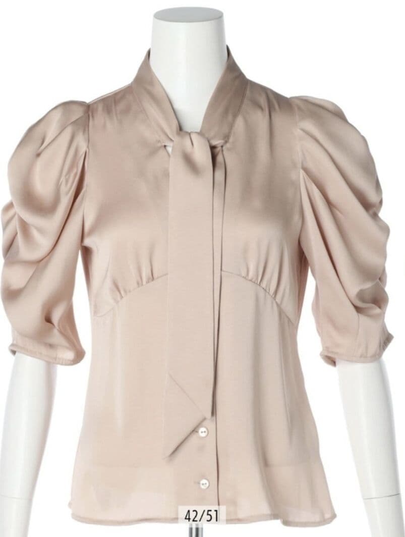 ✨CADUNE✨≪神崎恵さんコラボ≫サテンボウタイブラウス - メルカリ