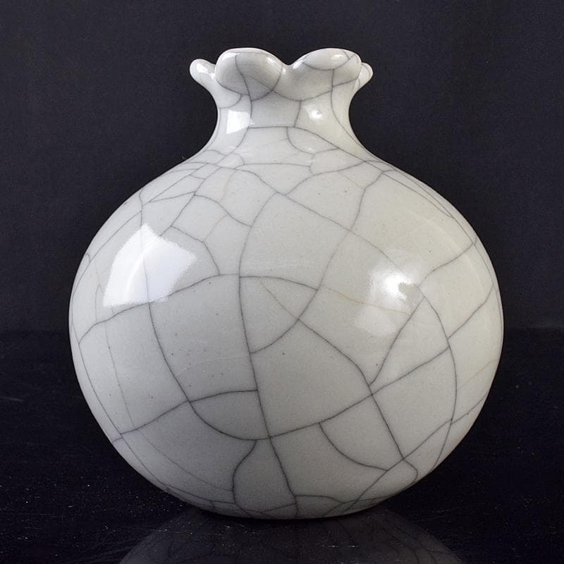 中国 大清乾隆年製款 哥窯 白磁 金糸鉄線 氷裂文 花口瓶 M 8020E