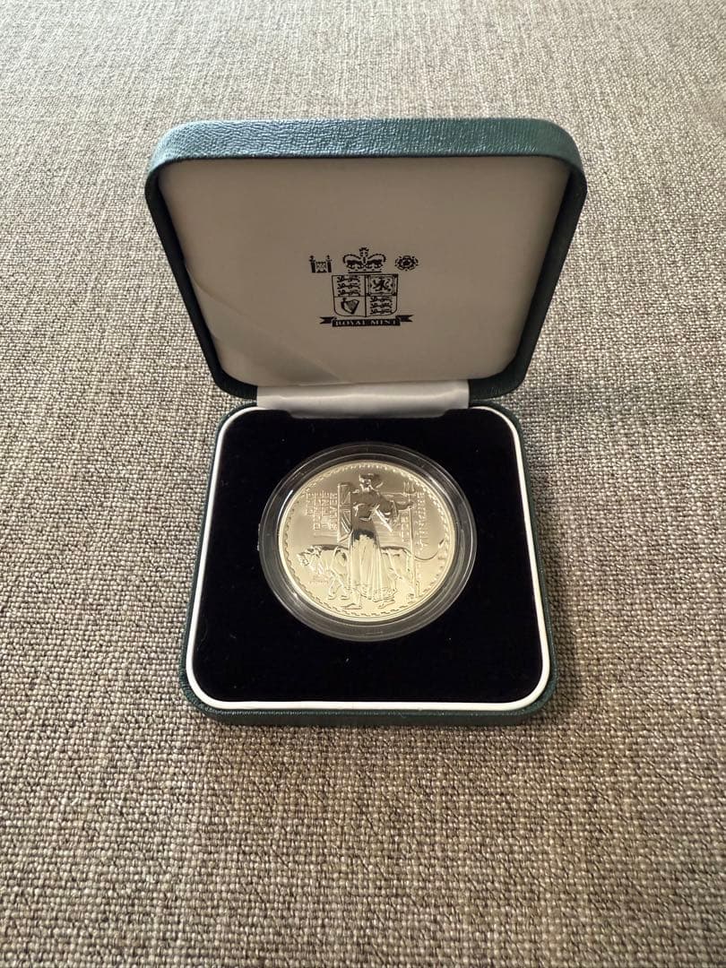 2001年 ブリタニアとライオン 1オンス 2ポンド 銀貨 - メルカリ