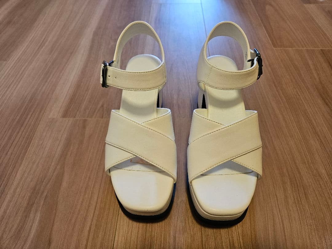 ホワイト クロスストラップ サンダル 高ヒール - メルカリ