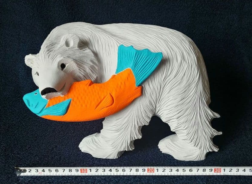 木彫り熊の置物（大きめ）シロクマアレンジ（33☓19.5☓23cm、2.3kg）
