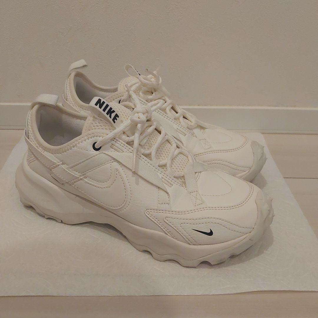 ナイキ NIKE ウィメンズ TC7900 24.5cm スニーカー ホワイト白