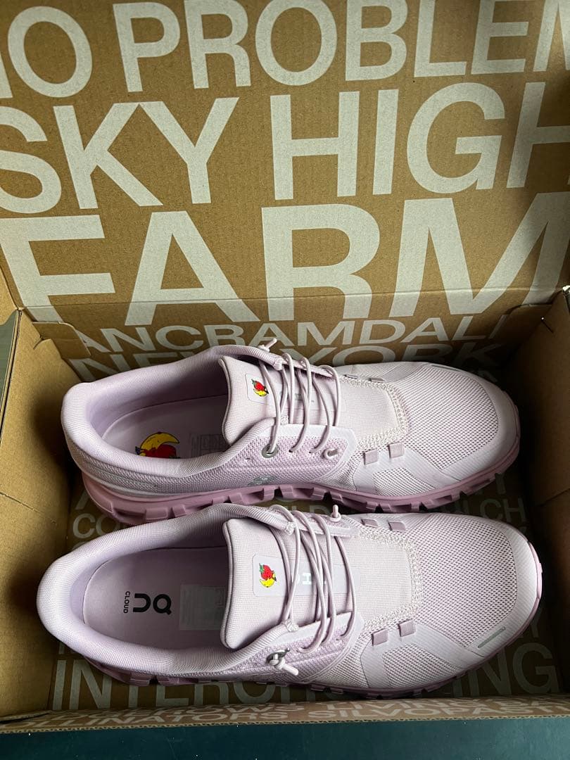 On ピンク スニーカー - メルカリ