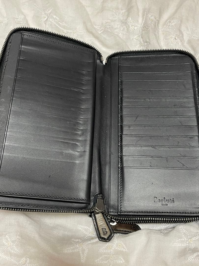 ベルルッティ タリ スクリット カリグラフィ ダブルジップ