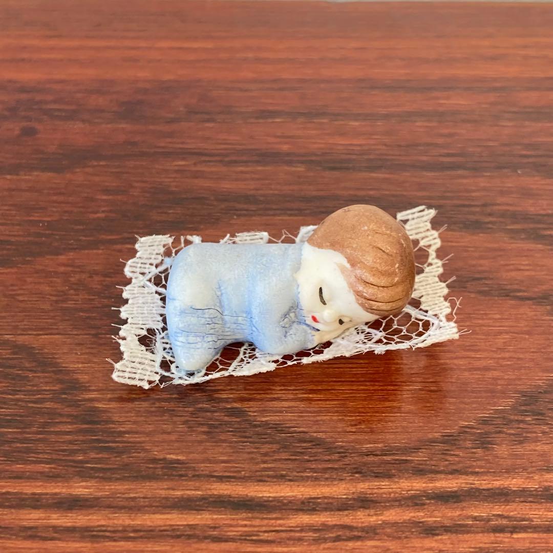 レースの上で寝てるベビー 人形 ミニチュア ドイツ ヴィンテージ