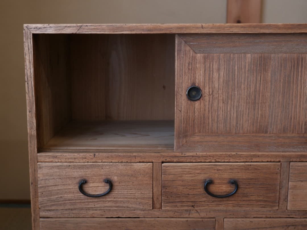 レトロな収納棚 箪笥 桐箪笥 飾り棚 鍵無し 木工芸 古家具 小箪笥