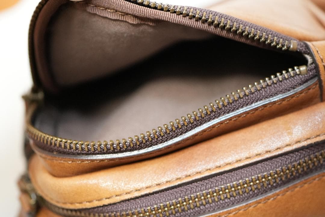 美品】ビークル トリジップ ボディーバッグ 土屋鞄 スモーキーブラウン