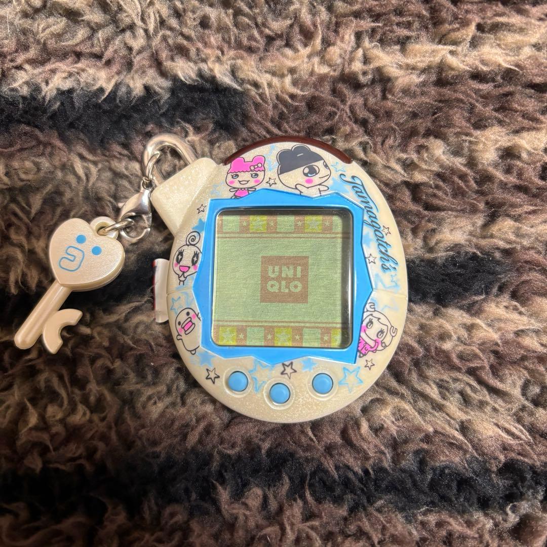 いぇー！ふぁみりーイロイロ！ たまごっちプラス ユニクロコラボ ユニクロ限定 いぇー! ふぁみりーイロイロ! たまごっち プラス - メルカリ