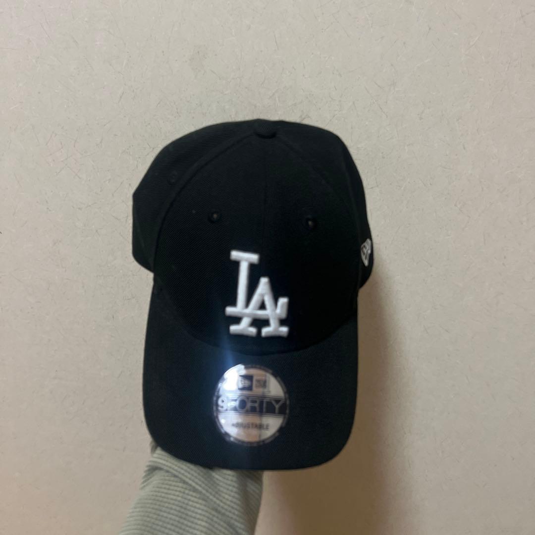 LA 黒 ベースボールキャップ - メルカリ
